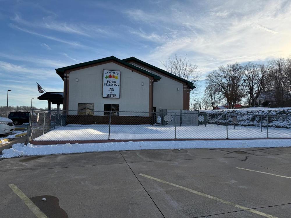 Cassville Four Seasons Inn & Suites